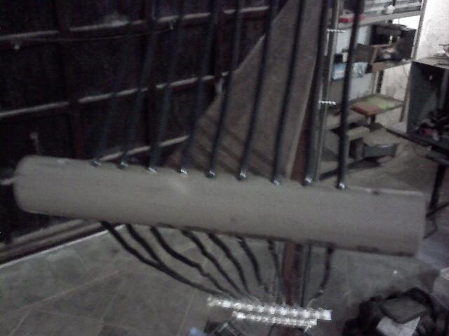 Detalhe de um dos isoladores, em PVC